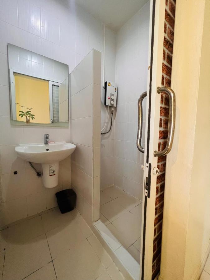 Aekkalukthai Hostel Rayong Exterior photo